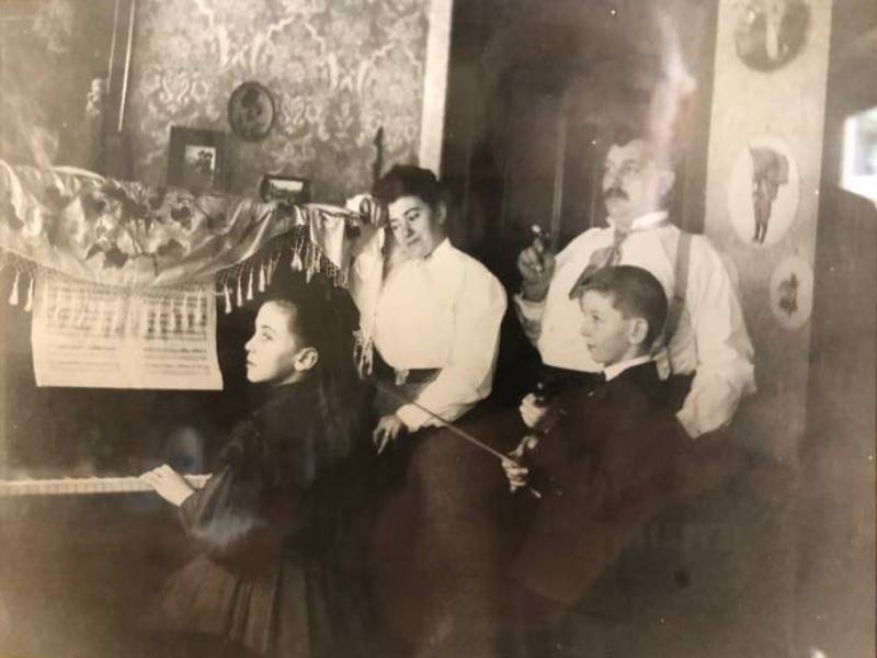 Berg Family at the piano