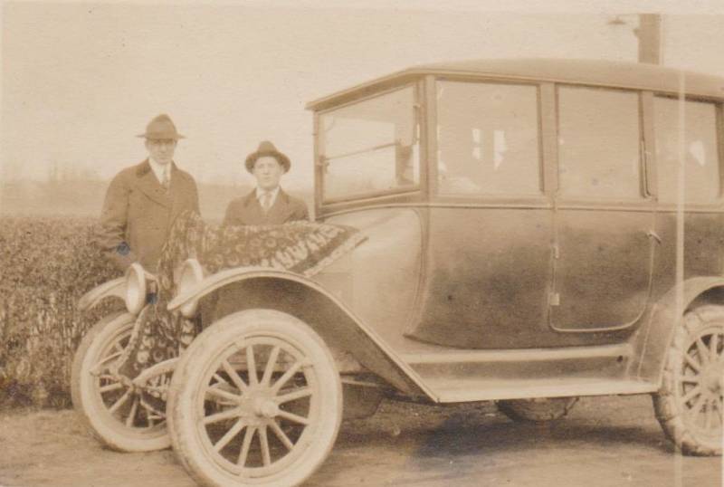 1918 basketball team in car